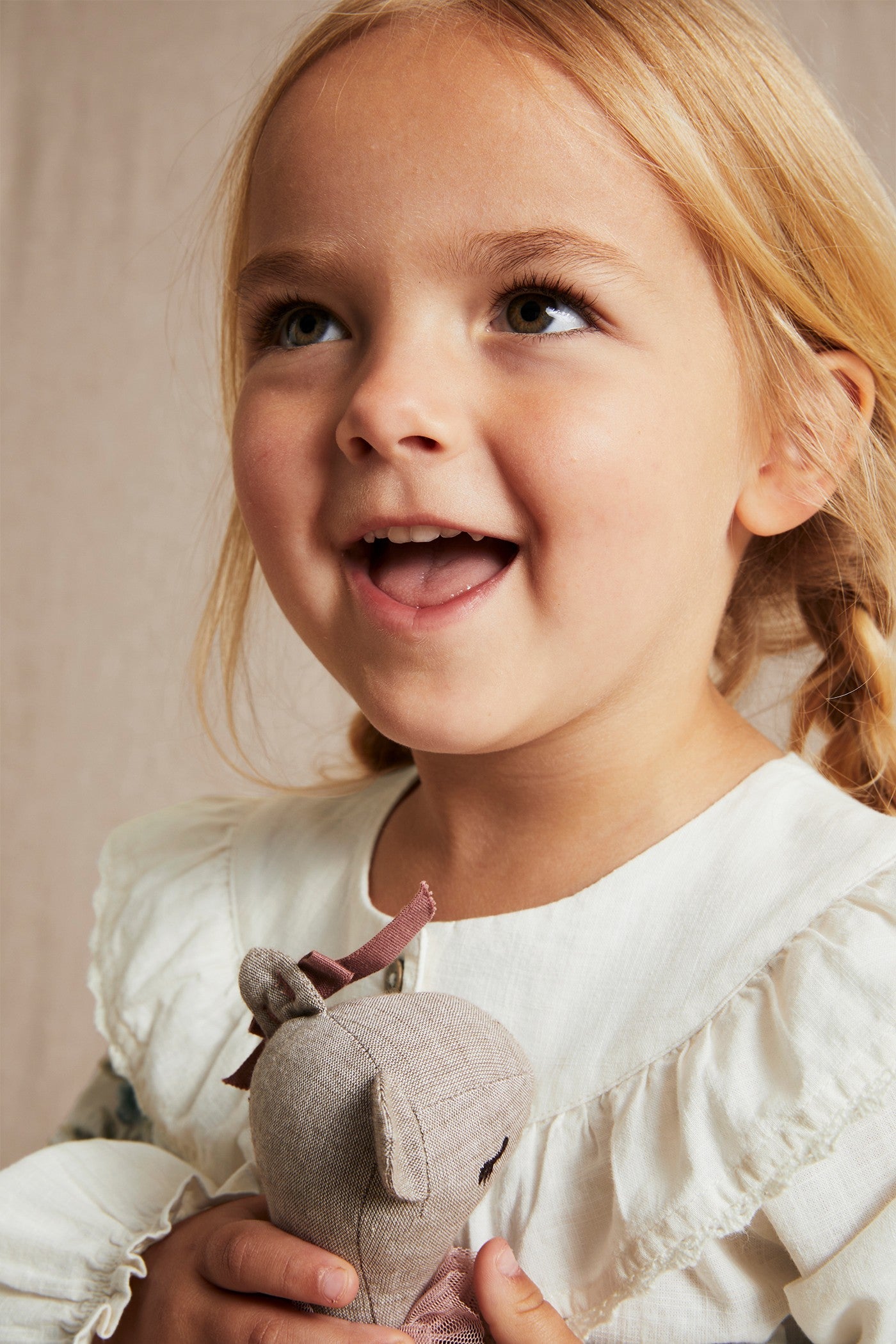 Kids white floral embroidery blouse